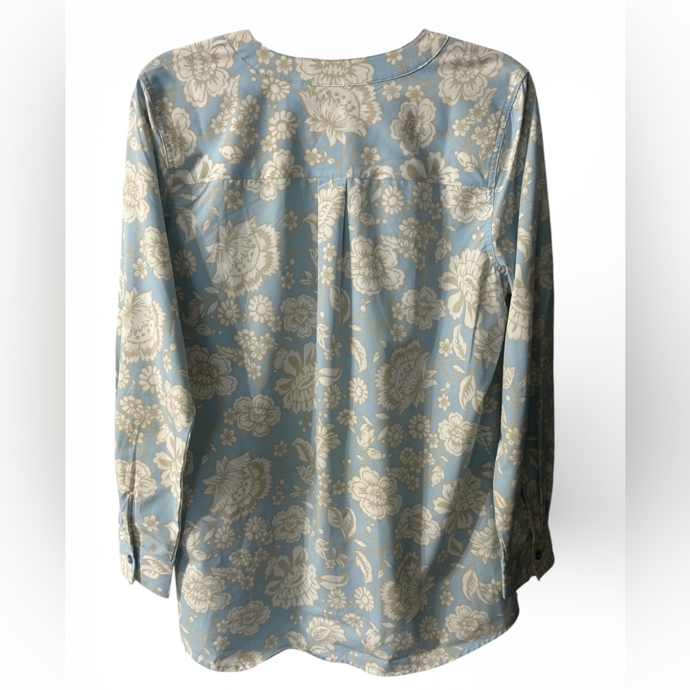 Denim&Co Women’s Floral Blue and White Button-Up Shirt - Picture 2 of 8